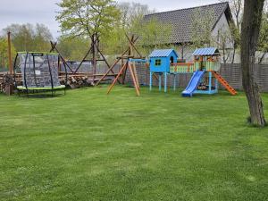plac zabaw ze zjeżdżalnią i huśtawką w obiekcie Baltichouse Podczele- domki wakacyjne blisko morza !!! sauna, jacuzzi,grill plac zabaw w Kołobrzegu
