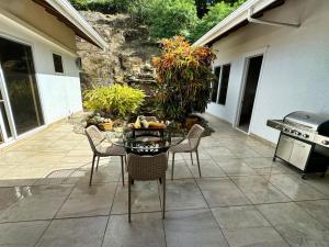 En uteplass på Spectacular Luxury Rental With Ocean Views And Private Pool