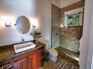 Et bad på Spectacular Luxury Rental With Ocean Views And Private Pool