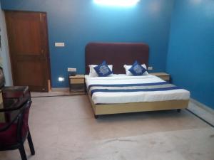 Postel nebo postele na pokoji v ubytování Hotel Mayur