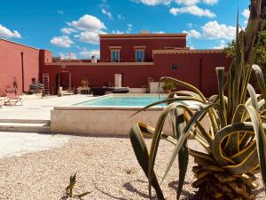 Bazén v ubytování Antica Masseria le Monache nebo v jeho okolí