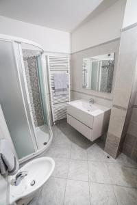 a white bathroom with a sink and a mirror at Al Restelar in Cloz