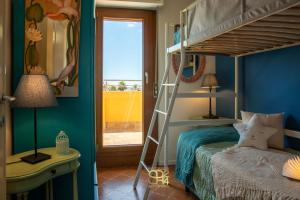 Giường trong phòng chung tại Panoramic penthouse on the Gulf of Alghero