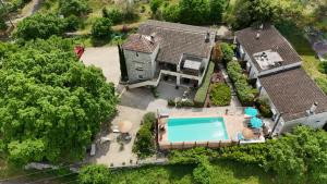an aerial view of a house with a swimming pool at Gîtes Le Mas du Vieux Chêne in Salavas