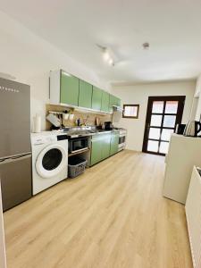 ジークブルクにあるSchulz Apartments Siegburgの部屋に洗濯機と乾燥機を備えたキッチン