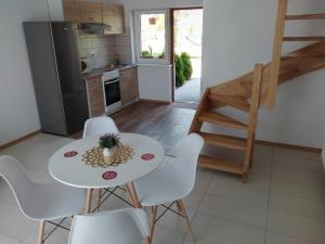 Kuchnia lub aneks kuchenny w obiekcie Baltichouse Podczele- domki wakacyjne blisko morza !!! sauna, jacuzzi,grill plac zabaw