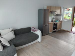 Kuchnia lub aneks kuchenny w obiekcie Baltichouse Podczele- domki wakacyjne blisko morza !!! sauna, jacuzzi,grill plac zabaw
