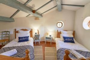 una camera da letto con due letti in una stanza di Charme provençal Les amandiers piscine et animaux a Solliès-Toucas Altre 63 foto