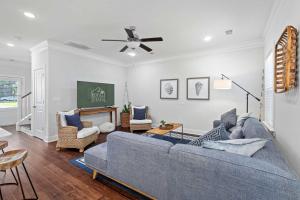 Ένα ή περισσότερα κρεβάτια σε δωμάτιο στο Spacious Charleston - 6 mins to beach & Downtown