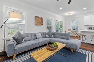 Χώρος καθιστικού στο Spacious Charleston - 6 mins to beach & Downtown +53 φωτογραφίες