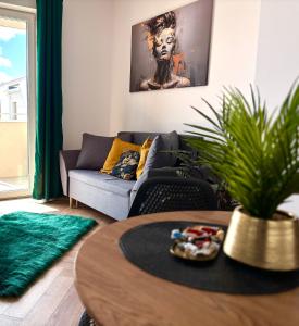 una sala de estar con un sofá y una mesa en Ami Luxury Residence XII CENTRUM - możliwość REJSU ŁODZIĄ, en Iława
