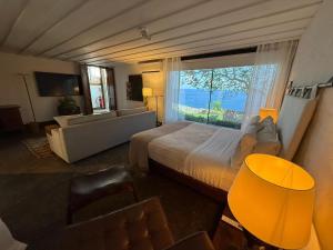 Кровать или кровати в номере CLIFFSIDE - Boutique Hotel & Spa