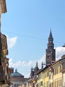 a city street with buildings and a clock tower at Appartamento I 2 archi in Cremona