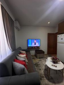 a living room with a couch and a tv at Vila Mema 2 in Piqeras