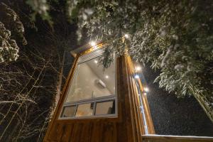 Ảnh trong thư viện ảnh của The Bracken Cabin at Fernwood Hills ở Strathroy