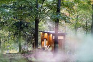 Ảnh trong thư viện ảnh của The Bracken Cabin at Fernwood Hills ở Strathroy