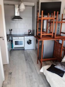 een kleine keuken met een fornuis en een magnetron bij Ajaccio VUE MER IMPRENABLE 4a5 Pers in Ajaccio