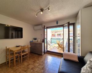 un salon avec une table et une salle à manger dans l'établissement Studio piscine, proche mer, parking privé, à Bandol