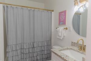 Bilik mandi di The Dolly-1/2 mi from the Square +18 gambar