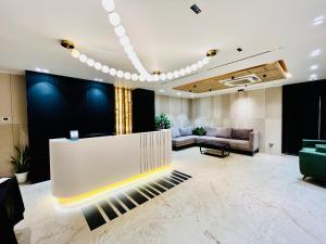 una hall con reception e divano di Shankar Bhavan By Vinayak Hotels a Brahmapur