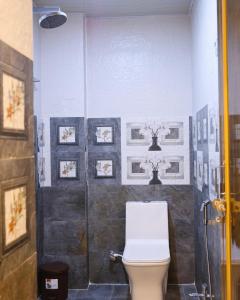 Koupelna v ubytování Hotel Budget Inn + 12 fotografií