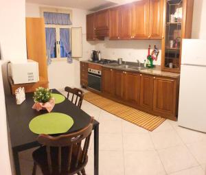 Kuchyňa alebo kuchynka v ubytovaní Apartment for 2 in Catania, B&B Le voci del mercato