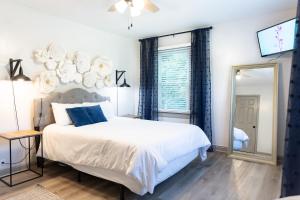 Ένα ή περισσότερα κρεβάτια σε δωμάτιο στο Blue Bungalow w/ Free Golf Cart 1/2 mi from Square