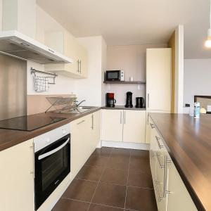 a kitchen with white cabinets and a counter top at Appartement spacieux de 100m2 Brest in Brest