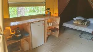 Kuchyň nebo kuchyňský kout v ubytování Camping le Jalinier Onlycamp