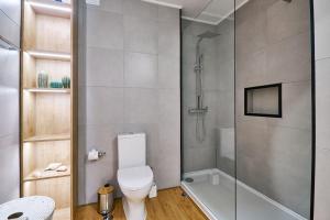 a bathroom with a toilet and a shower at Apartment Ricardo-200m zum Meer in Armação de Pêra +6 photos