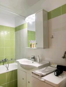 un baño con lavabo y espejo en Dimi apartment, en Nea Peramos
