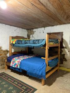 een slaapkamer met twee stapelbedden in een kamer bij LA RIVIERA Posada Campestre in Bolívar