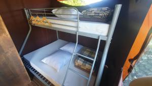 Palanda nebo palandy na pokoji v ubytování Camping Onlycamp le Jalinier