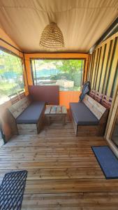 Posezení v ubytování Camping Onlycamp le Jalinier