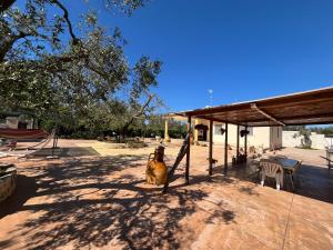 eine Flasche Wein, die mitten auf einer Terrasse steht in der Unterkunft Villa Pergola in San Michele Salentino