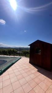 ein Gebäude auf einer Terrasse mit der Sonne am Himmel in der Unterkunft Belvedere Rooms con Piscina - Le Grotte Rooms And Apartments in Camerano + 23 Fotos