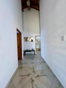Una sala de estar con suelo de mármol y una mesa. en Sosua Residence by CJDR, en Sosúa