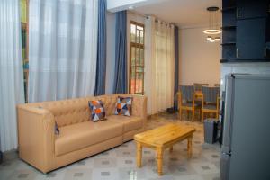 un salon avec un canapé et une table dans l'établissement Rond Point Gorilla Boutique and Apartments, à Ruhengeri