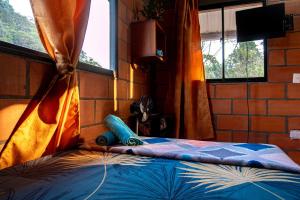 Ένα ή περισσότερα κρεβάτια σε δωμάτιο στο Habitación para 2 con acceso al rio y baño privado San Rafael Antioquia