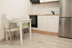 Kuchyň nebo kuchyňský kout v ubytování Downtown Zagreb Abode