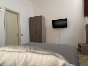 a bedroom with a bed and a flat screen tv at Casa Vacanze La Pigna in Narni