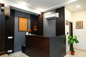 una hall con una reception in un edificio di hotel infraview a Zirakpur