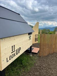 Nespecifikovaný výhled na hory nebo výhled na hory při pohledu z luxury tent