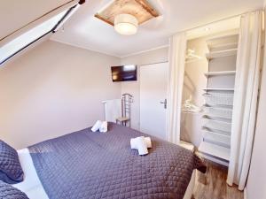 a bedroom with a bed with two towels at Ferienwohnung Deichblick in Neuharlingersiel