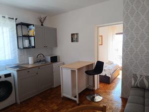 Kuchyň nebo kuchyňský kout v ubytování Apartmani Mataija