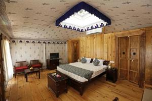 Ліжко або ліжка в номері Serene Aravali Resort, Pushkar