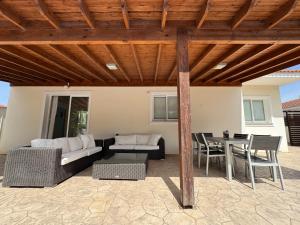 Χώρος καθιστικού στο Sunset Villa Agia Thekla