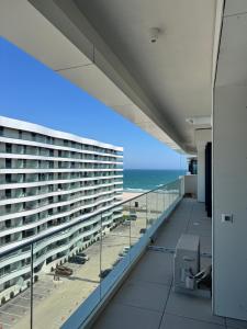 ein Blick auf den Strand vom Balkon eines Gebäudes in der Unterkunft Velora Apartments in Năvodari
