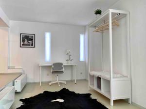 Foto Berliinis asuva majutusasutuse Loft With Pool Table, Kitchen Island & Gallery galeriist