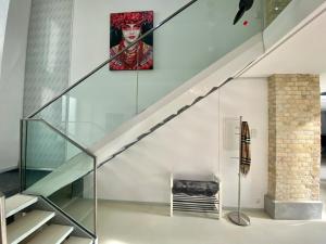Foto Berliinis asuva majutusasutuse Loft With Pool Table, Kitchen Island & Gallery galeriist